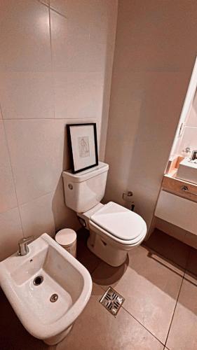 uma casa de banho com um WC branco e um lavatório. em Dto amoblado zona norte em San Miguel de Tucumán