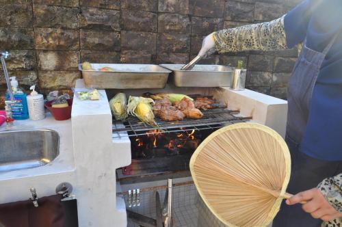 Kemudahan BBQ tersedia untuk tetamu di rumah tamu ini