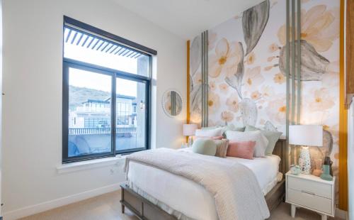 a bedroom with a bed with a flowery wall at Paradise Retreat at Copper Rock! in Hurricane