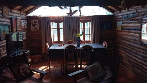 a dining room with a table in a log cabin at Quinta Los Olivos in Maipú