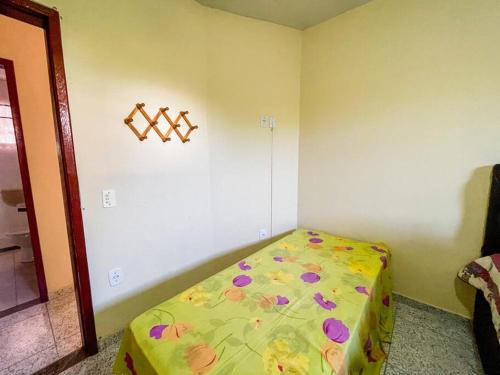 een slaapkamer met een bed met bloemen erop bij Casa na Praia de Guaratiba - Maricá in Maricá