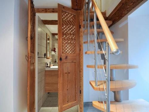 eine Holztreppe im Bad mit einer Holztür in der Unterkunft Gîte Pfaffenheim, 2 pièces, 2 personnes - FR-1-744-8 in Pfaffenheim