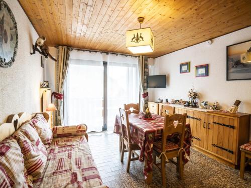 un salon avec une table et un canapé dans l'établissement Appartement cosy 5 pers., parking privatif, proche centre et remontées, Châtel - FR-1-676-4, à Châtel