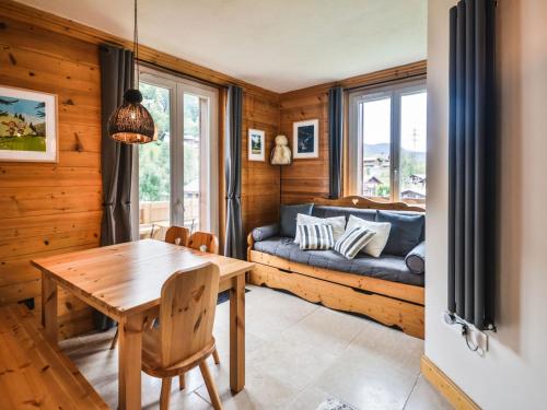 une salle à manger avec une table et un canapé dans l'établissement Appartement 6 pers. avec WiFi, proche pistes et centre – Morzine - FR-1-684-65, à Morzine