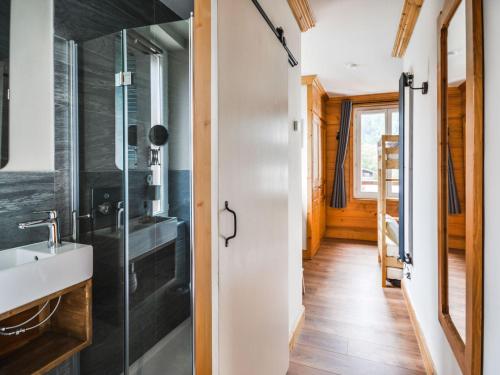 une salle de bain avec un lavabo et une douche dans l'établissement Appartement 6 pers. avec WiFi, proche pistes et centre – Morzine - FR-1-684-65, à Morzine