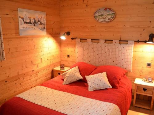 ein Schlafzimmer mit einem roten Bett mit zwei Kissen in der Unterkunft Superbe 3 Pièces, Terrasse, Sud, Proche Remontées et Navettes, Equipé, 4 Pers, Châtel - FR-1-676-7 in Châtel