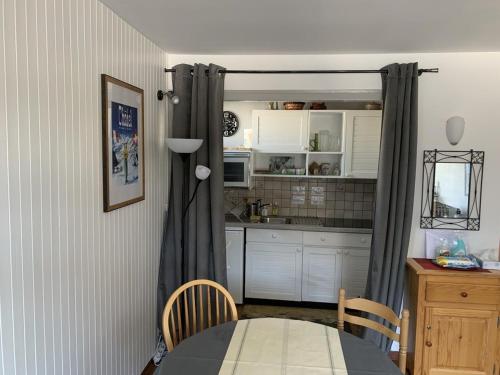 une cuisine avec une table et une salle à manger dans l'établissement Appartement au Cœur de Châtel, 5 Pers, 2 Pièces, Balcon, 100m des Remontées mécaniques - FR-1-676-11, à Châtel
