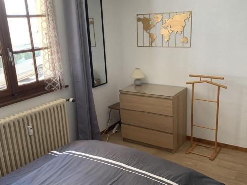 une chambre avec un lit, une commode et une fenêtre dans l'établissement Appartement au Cœur de Châtel, 5 Pers, 2 Pièces, Balcon, 100m des Remontées mécaniques - FR-1-676-11, à Châtel
