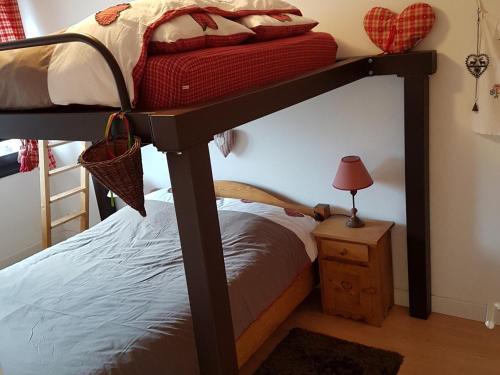 Ce lit superposé se trouve dans un dortoir doté d'un lit sidx sidx. dans l'établissement Appartement 2 pièces, 5 pers, au centre de Châtel avec balcon, parking et connexion WiFi - FR-1-676-13, à Châtel