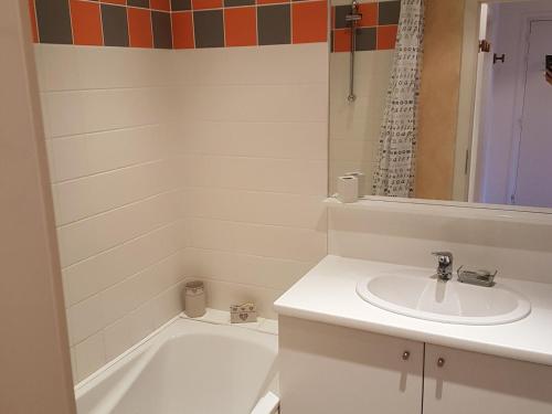 une salle de bain avec un lavabo et une baignoire dans l'établissement Appartement 2 pièces, 5 pers, au centre de Châtel avec balcon, parking et connexion WiFi - FR-1-676-13, à Châtel