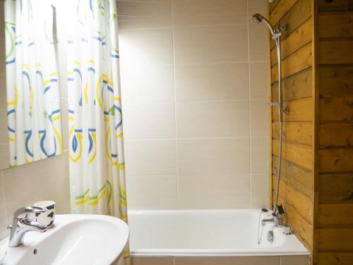 Studio pour 4 pers avec balcon exposé sud, parking couvert, WIFI, proche télésiège et navettes