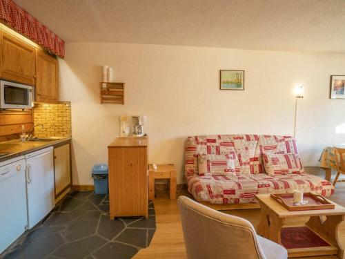 un salon avec un canapé et une cuisine dans l'établissement Studio pour 4 pers avec balcon exposé sud, parking couvert, WIFI, proche télésiège et navettes - FR-1-676-16, à Châtel