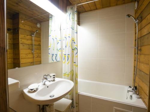 une salle de bain avec un lavabo et une baignoire dans l'établissement Studio pour 4 pers avec balcon exposé sud, parking couvert, WIFI, proche télésiège et navettes - FR-1-676-16, à Châtel
