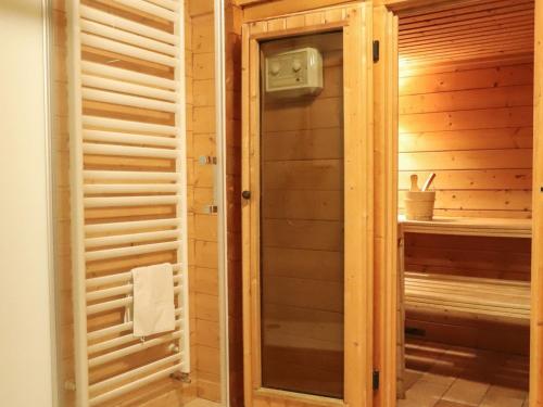 a wooden cabin with a sauna at Luxueux chalet 5 pièces pour 10 pers. avec sauna, terrasse, proche des pistes et navettes - FR-1-676-22 in Châtel