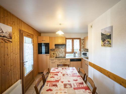 une cuisine avec une table et des chaises dans une pièce dans l'établissement Appartement cosy 3 pièces, 6 pers, Centre village, balcon sud, à 100m des remontées mécaniques - FR-1-676-24, à Châtel