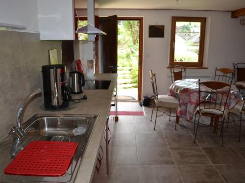 une cuisine avec un évier et une table avec des chaises dans l'établissement Chalet Châtel 2 Pièces, 6 Pers, 2 SDB, Proche Remontées, Balcon, Jardin, Parking - FR-1-676-27, à Châtel