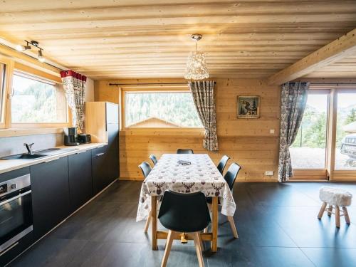 une cuisine avec une table et des chaises dans une pièce dans l'établissement Charmant chalet 3 pièces pour 6 pers avec terrasse à Châtel, proche centre et télécabine. - FR-1-676-14, à Châtel