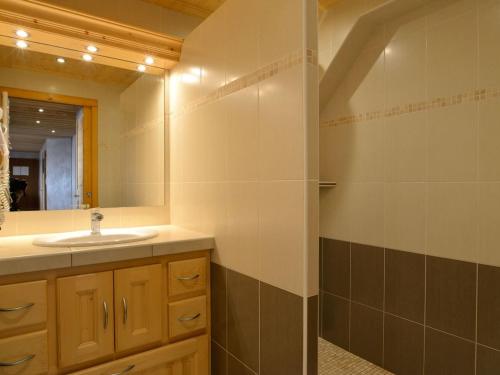 une salle de bain avec un lavabo et un miroir dans l'établissement Appartement Châtel 3 pièces, 4 pers, proche remontées, balcon, jardin, parking, WIFI, équipements complets - FR-1-676-28, à Châtel
