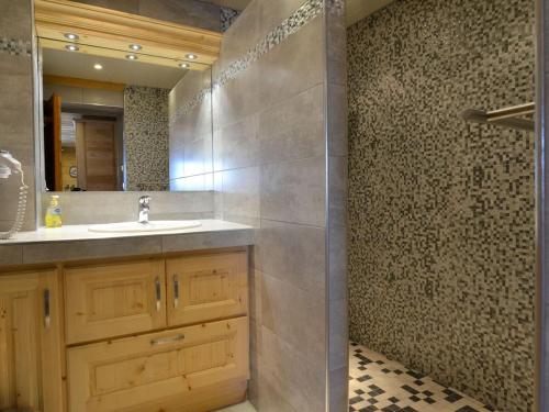 une salle de bain avec un lavabo et un miroir dans l'établissement Appartement cosy 3 pièces pour 7 pers., Châtel - Balcon, Jardin, Proche centre et remontées mécaniques - FR-1-676-36, à Châtel