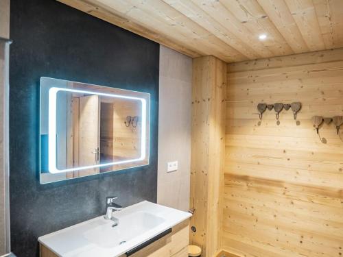a bathroom with a sink and a mirror at Charmant chalet 3 pièces pour 6 pers avec terrasse à Châtel, proche centre et télécabine. - FR-1-676-14 in Châtel