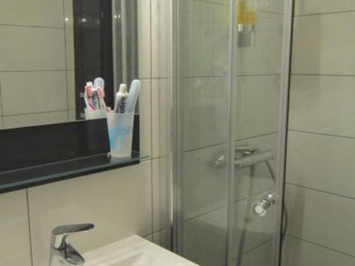 une salle de bain avec une douche avec un lavabo et un miroir dans l'établissement Studio cosy pour 4 pers. avec balcon, à 100m des remontées mécaniques du Linga, offre WiFi et TV - FR-1-676-15, à Châtel