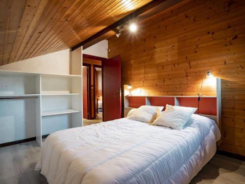 um quarto com uma cama grande e uma parede de madeira em Appartement Châtel, 4 pièces, 6 personnes - FR-1-676-60 em Châtel