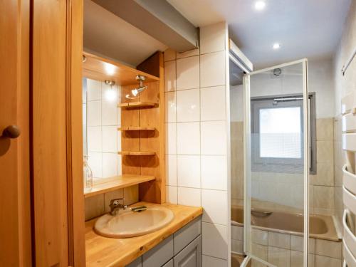 uma casa de banho com um lavatório e um chuveiro em Appartement Châtel, 4 pièces, 6 personnes - FR-1-676-60 em Châtel