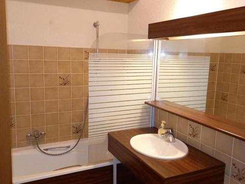 une salle de bain avec un lavabo, une douche et une baignoire dans l'établissement Chalet chaleureux à Châtel - Idéal 6 pers, 3 pièces, proche télésiège, WIFI, balcon sud, garage - FR-1-676-21, à Châtel