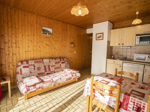 Cet appartement comprend une chambre avec deux lits et une cuisine. dans l'établissement Confort à Châtel : 2 Pièces pour 4 Pers., Proche Télécabine Linga, WIFI, Balcon, Animaux Acceptés - FR-1-676-31, à Châtel