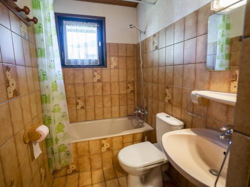 une salle de bain avec toilettes, lavabo et baignoire dans l'établissement Confort à Châtel : 2 Pièces pour 4 Pers., Proche Télécabine Linga, WIFI, Balcon, Animaux Acceptés - FR-1-676-31, à Châtel