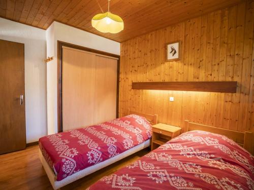 Cette chambre en bois comprend 2 lits. dans l'établissement Confort à Châtel : 2 Pièces pour 4 Pers., Proche Télécabine Linga, WIFI, Balcon, Animaux Acceptés - FR-1-676-31, à Châtel