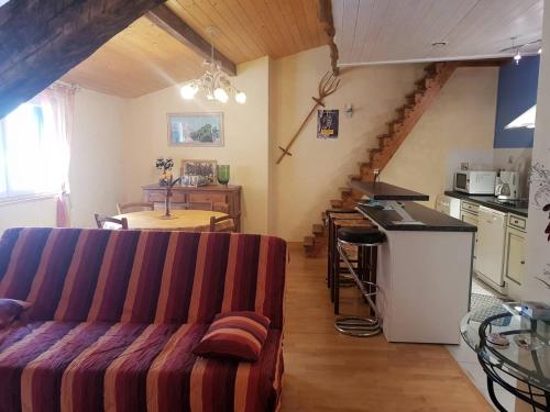 un salon avec un canapé et une cuisine dans l'établissement Appartement T2 cosy, 52m², 4-5 pers, centre ville Cauterets, tout équipé - FR-1-234-305, à Cauterets