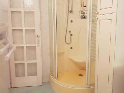 une douche avec une porte vitrée dans une salle de bain dans l'établissement Appartement T2 cosy, 52m², 4-5 pers, centre ville Cauterets, tout équipé - FR-1-234-305, à Cauterets