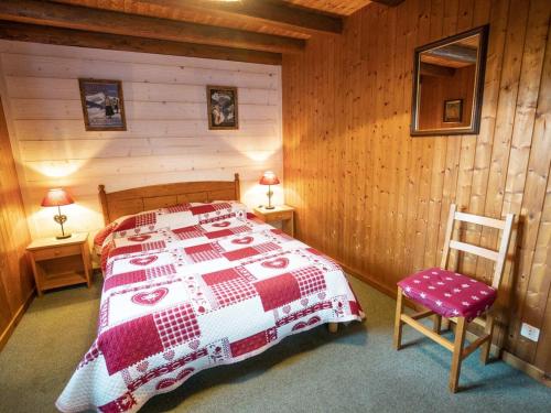 une chambre avec un lit et un mur en bois dans l'établissement Charmant T3 pour 5 pers, proche centre et remontées, balcon exposé sud-ouest, parking inclus - FR-1-676-12, à Châtel