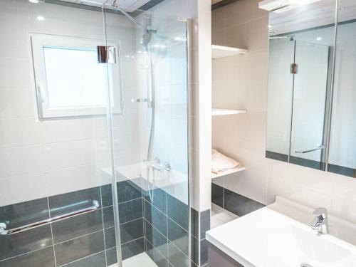 une salle de bain avec une douche en verre et un lavabo dans l'établissement Charmant T3 pour 5 pers, proche centre et remontées, balcon exposé sud-ouest, parking inclus - FR-1-676-12, à Châtel