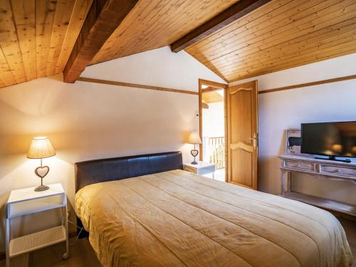une chambre avec un lit et une télévision à écran plat dans l'établissement Appartement spacieux 3 pièces, balcon exposé sud, proximité centre et remontées mécaniques, 6 pers. - FR-1-676-20, à Châtel