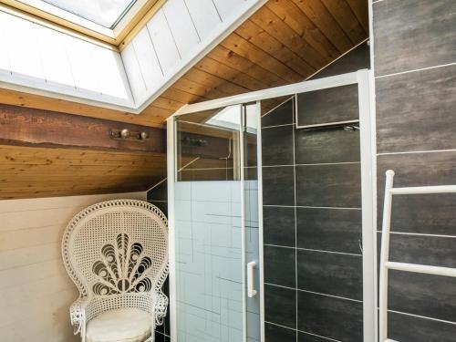 une salle de bain avec une douche en verre avec une chaise en osier dans l'établissement Appartement spacieux 3 pièces, balcon exposé sud, proximité centre et remontées mécaniques, 6 pers. - FR-1-676-20, à Châtel