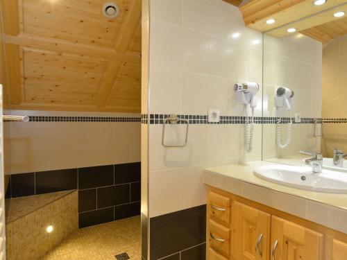une salle de bain avec un lavabo et un miroir dans l'établissement Appartement cosy 3 pièces, 7 pers., balcon Sud, proche centre & remontées mécaniques, Châtel - FR-1-676-42, à Châtel