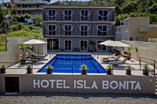 een hotel isla bonita met een zwembad bij hotel isla Bonita in Zihuatanejo