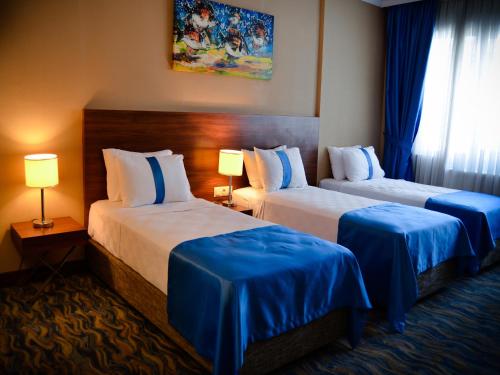 Säng eller sängar i ett rum på Norton Hotel