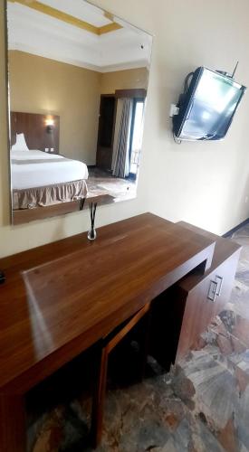 a room with a desk and a bed in a room at Rama Bharata Villa in Ubud