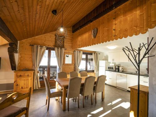 une cuisine et une salle à manger avec une table et des chaises dans l'établissement Appartement 3 pièces, 7 pers, centre village, 50 m remontées, balcon, parking, Wi-Fi - FR-1-676-68, à Châtel