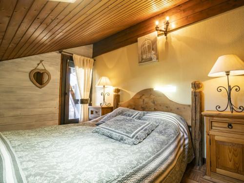 une chambre avec un lit et un plafond en bois dans l'établissement Appartement 3 pièces, 7 pers, centre village, 50 m remontées, balcon, parking, Wi-Fi - FR-1-676-68, à Châtel