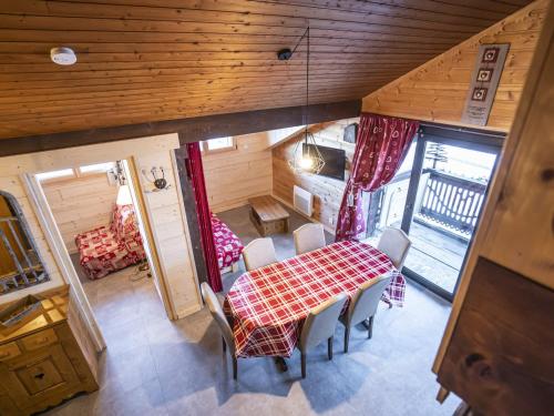 - une salle à manger avec une table et des chaises dans l'établissement Appartement 3 pièces pour 7 pers. à Châtel, à 50 m des remontées mécaniques, balcon et parking inclus - FR-1-676-76, à Châtel