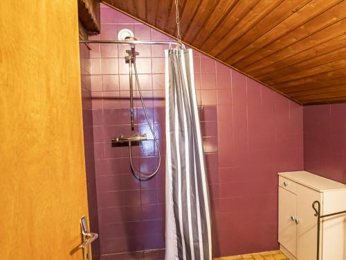 une salle de bain avec douche aux carreaux violets dans l'établissement Appartement 3 pièces pour 7 pers. à Châtel, à 50 m des remontées mécaniques, balcon et parking inclus - FR-1-676-76, à Châtel