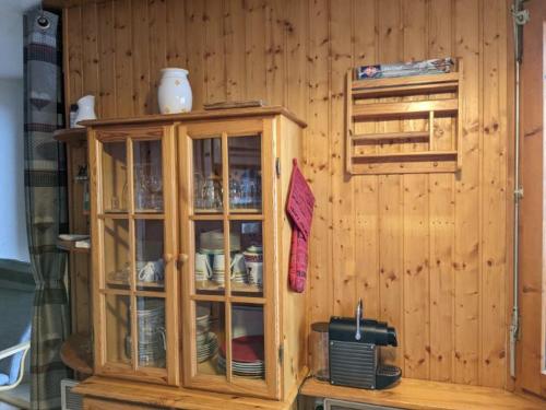 Cette chambre en bois comprend une armoire et un four micro-ondes. dans l'établissement Appartement 2P pour 4 pers. à Châtel, proche télésiège, balcon sud-ouest, grand confort - FR-1-676-86, à Châtel