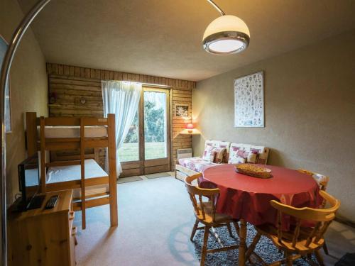 Cette chambre comprend une table, un lit et une fenêtre. dans l'établissement Studio 3 pers. avec terrasse - 100m des remontées, parking, et navettes à proximité - FR-1-676-102, à Châtel
