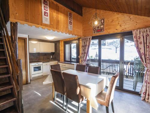 une cuisine et une salle à manger avec une table et des chaises dans l'établissement Appartement 3 Pièces, 7 Pers, Châtel, 50m Remontées, Wifi, TV, Balcon, Animaux Acceptés - FR-1-676-104, à Châtel