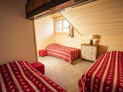 deux lits dans une chambre aux murs en bois dans l'établissement Appartement 3 Pièces, 7 Pers, Châtel, 50m Remontées, Wifi, TV, Balcon, Animaux Acceptés - FR-1-676-104, à Châtel