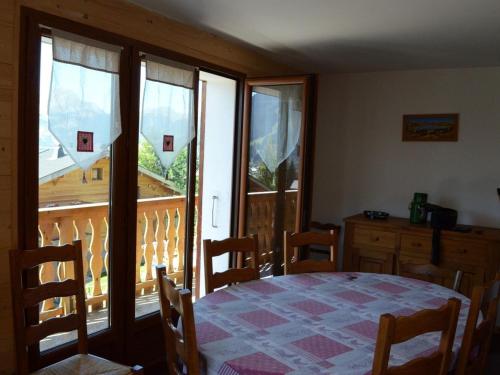 une salle à manger avec une table et un balcon dans l'établissement Appartement 4 pièces, 8 pers, centre Châtel, balcon exposé Sud/Est, garage, à 500m des remontées - FR-1-676-97, à Châtel